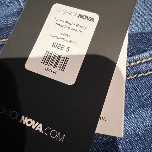 NWT Fashion Nova “I just might” booty shaping skinny jeans size 5. - Picture 4 of 4